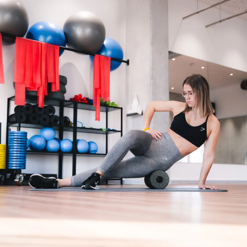 Regeneration und Muskelpflege durch Foam Rolling.