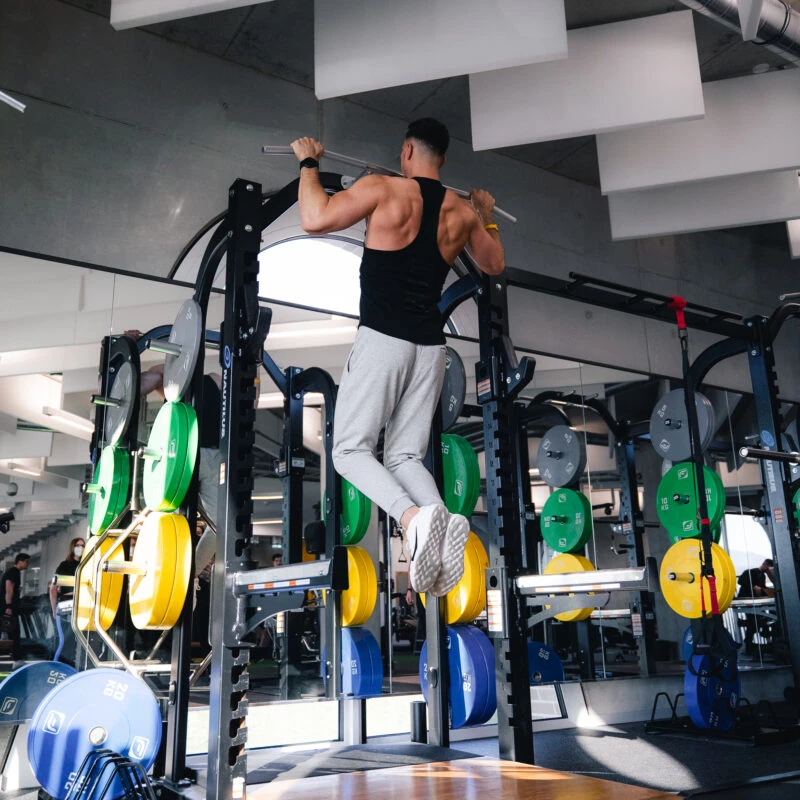 Effektives Muskelaufbautraining für Oberkörperstärke.