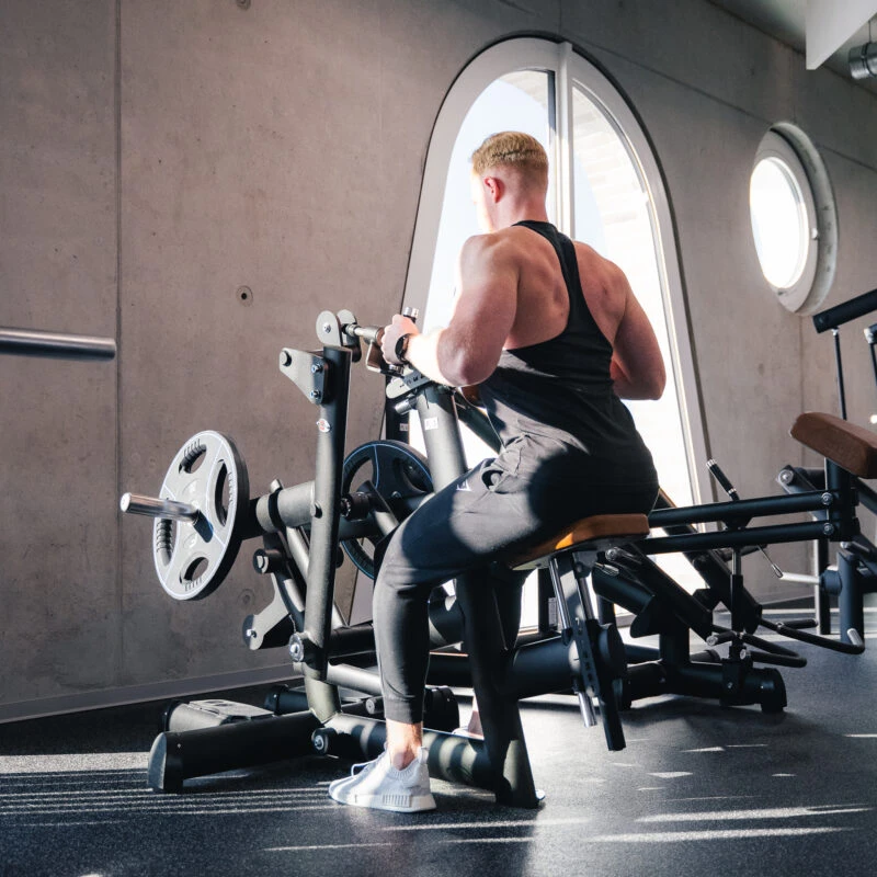 Effektives Training für einen starken Rücken in einem modernen Fitnessstudio.